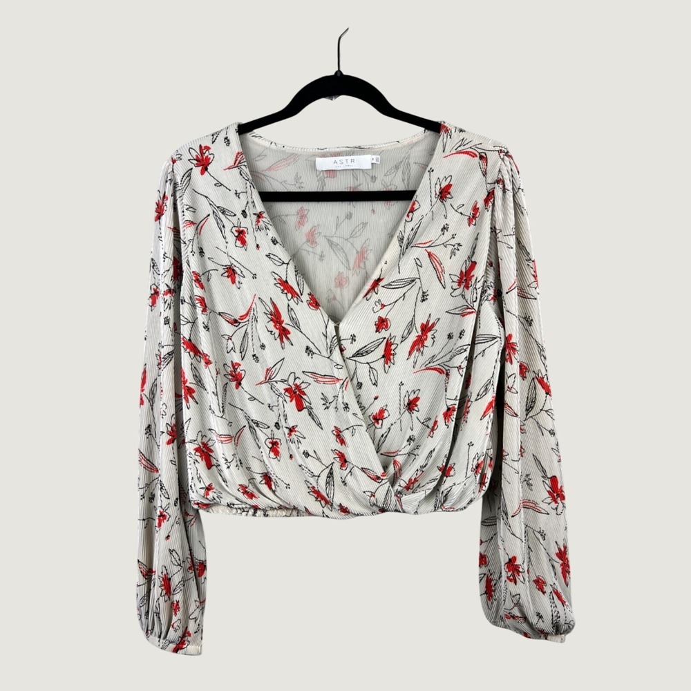 ASTR The Label Top Womens M Cream Red Floral Plisse Surplice Cropped Romantic